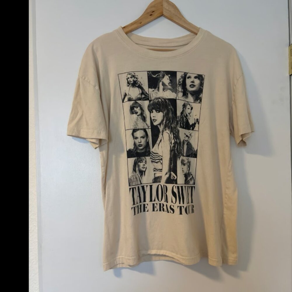 Taylor Swift Eras Tour - Official T-Shirt (M) with Wristband
